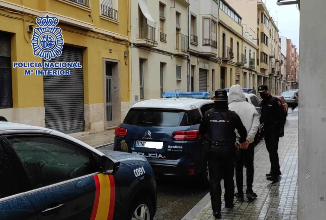 Dos agentes con el detenido en Alcoy