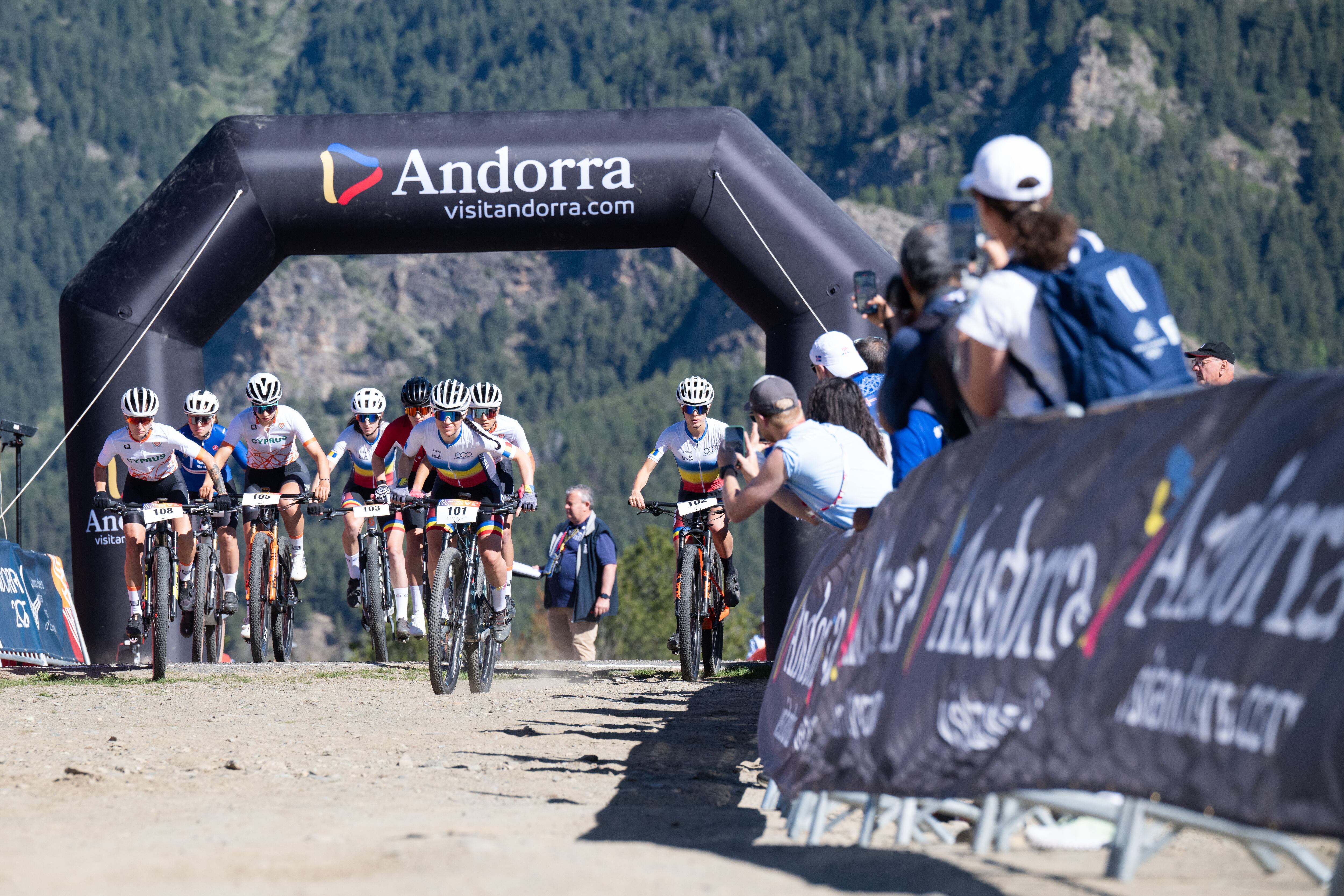 Sortida d'una de les proves de BTT dels Jocs dels Petits Estats Andorra 2025.