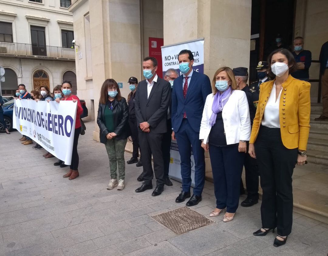 La ministra de Industria, Comercio y Turismo, Reyes Maroto (d), junto a la subdelegada del Gobierno, Araceli Poblador, en el minuto de silencio guardado ante la Subdelegación.