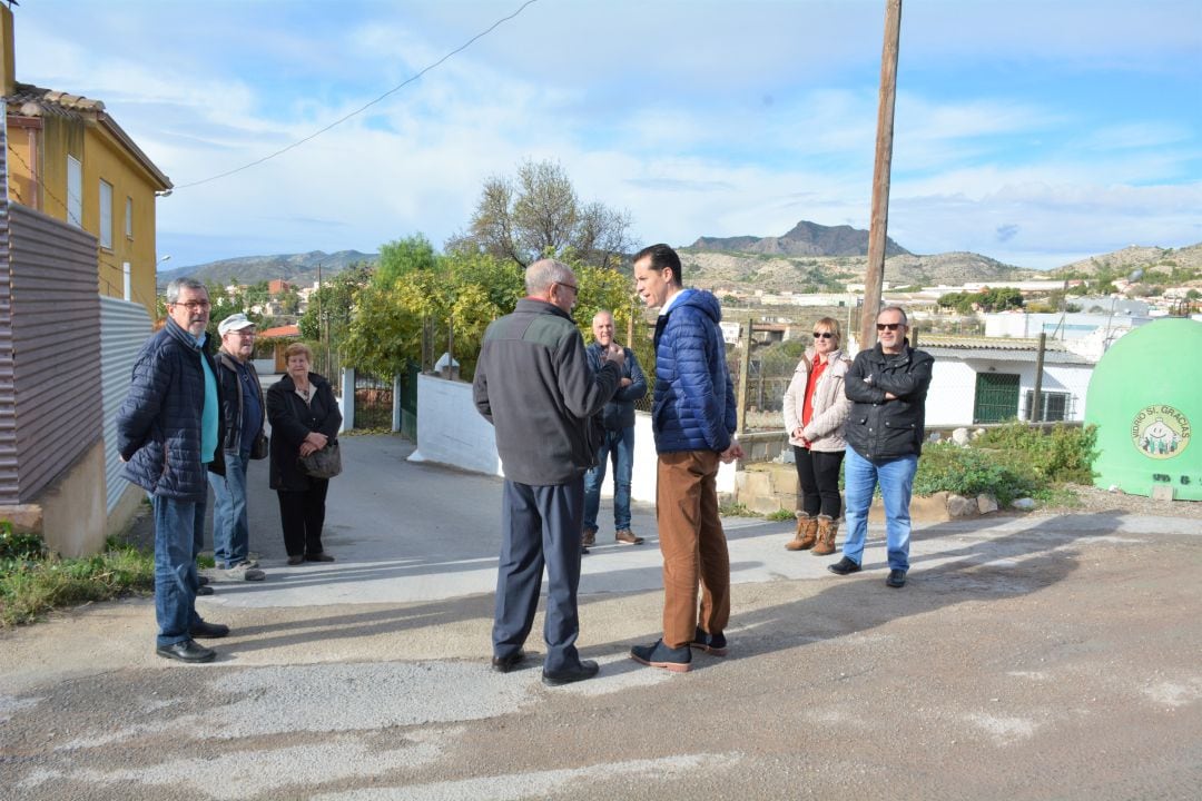 El alcalde de Elda se reúne con los vecinos de la partida de La Horteta 