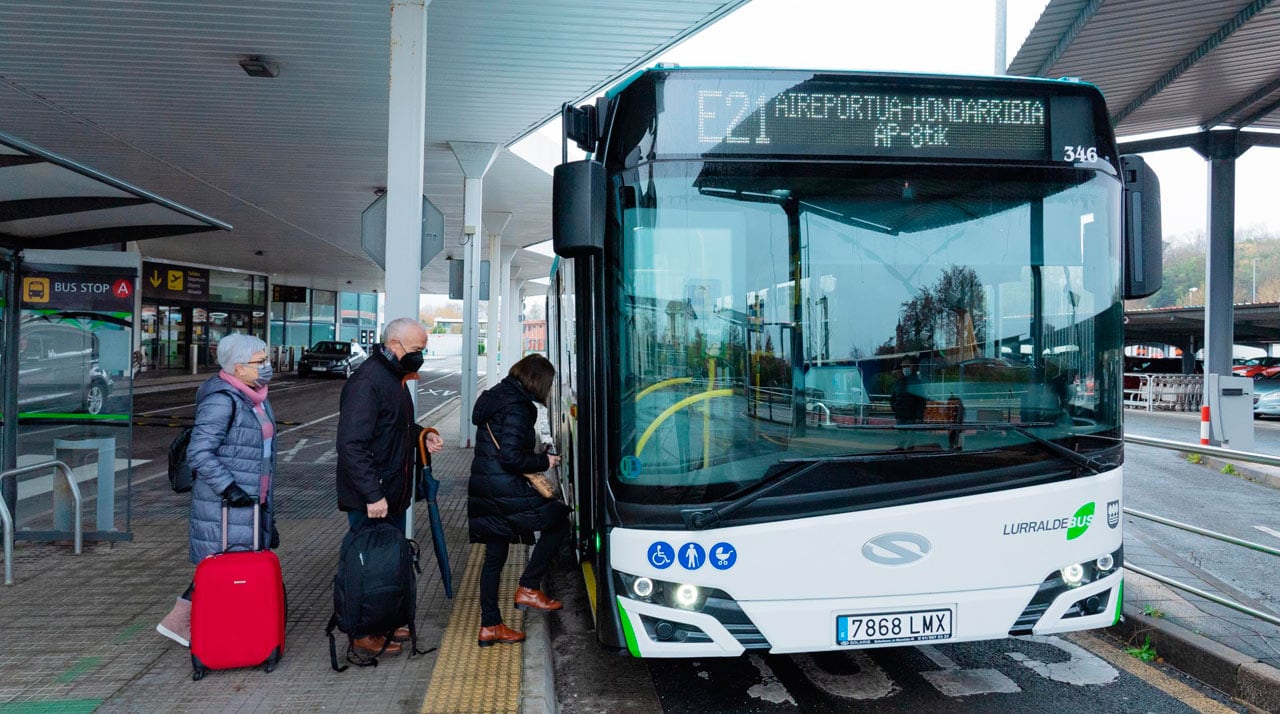 Lurradebus refuerza el servicio de conexión de Hondarribia y San Sebastián con el aeropuerto.