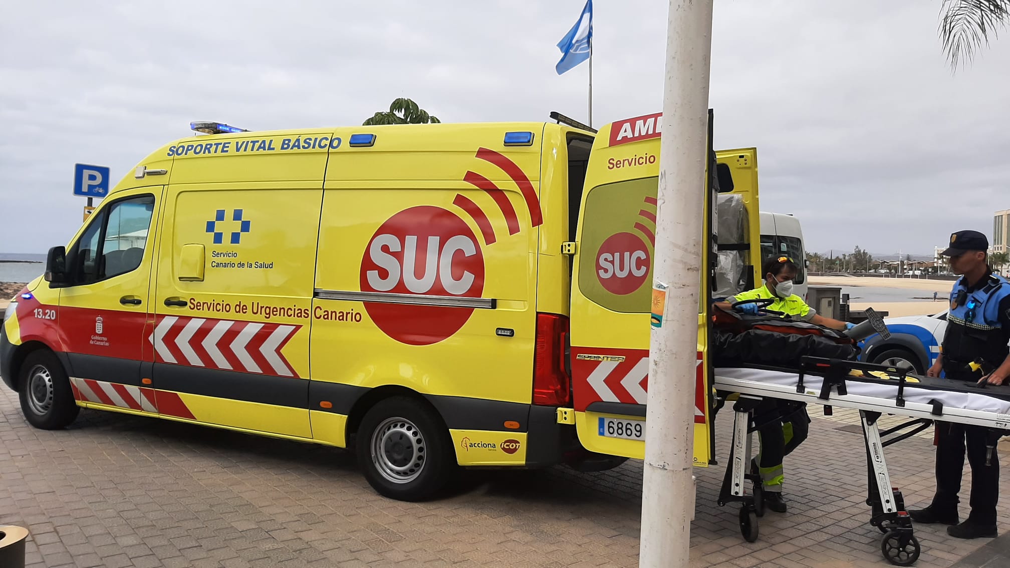 Personal del SUC y Policía Local de Arrecife junto a la ambulancia.