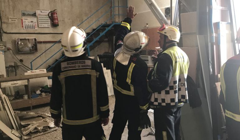 Los bomberos, en el interior de la nave