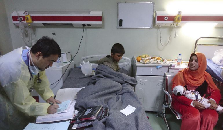 Una familia iraquí es atendida en el hospital de Mosul tras ser atacada con armas químicas.