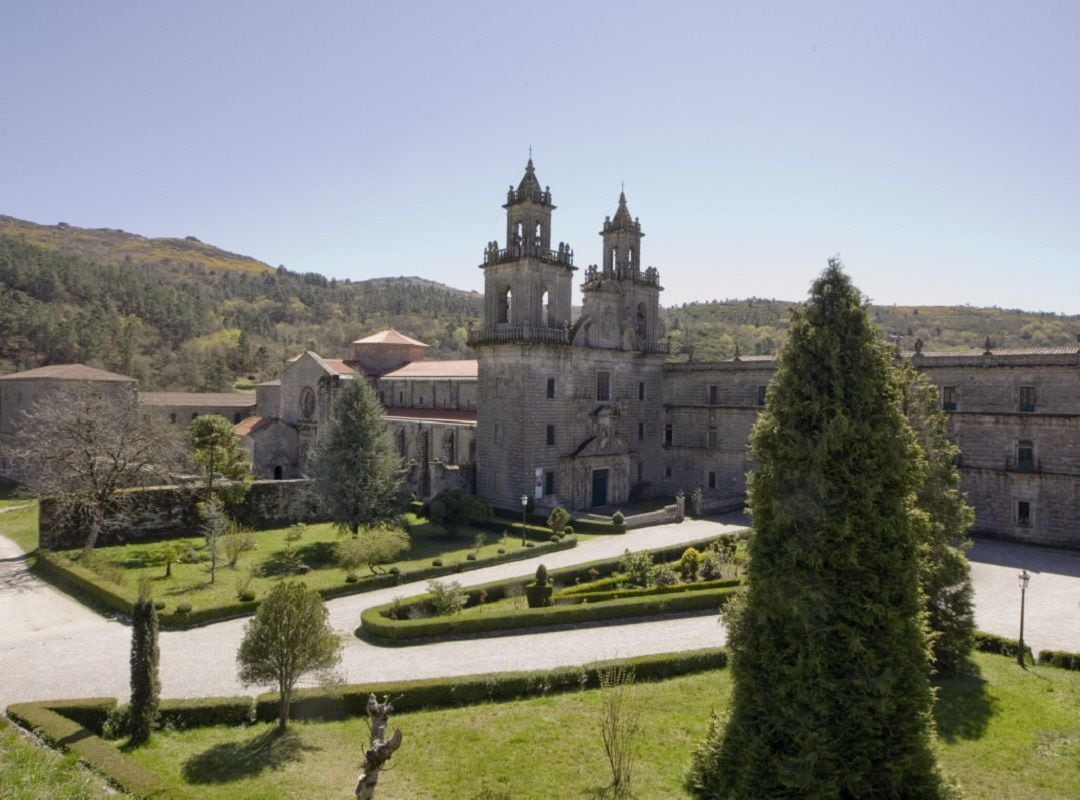 Monasterio de Santa María de Oseira detrás del cual se está realizando un albergue