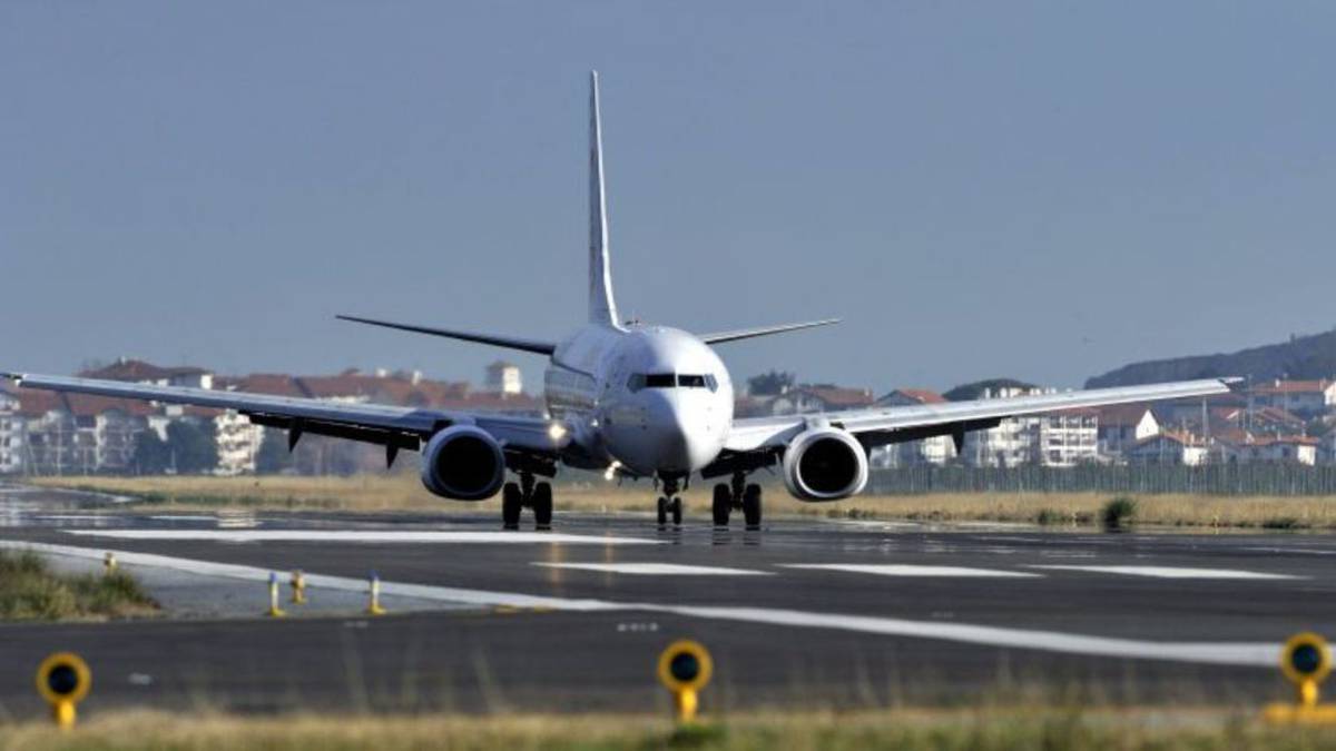 Avión aterrizando en las pistas del aeropuerto