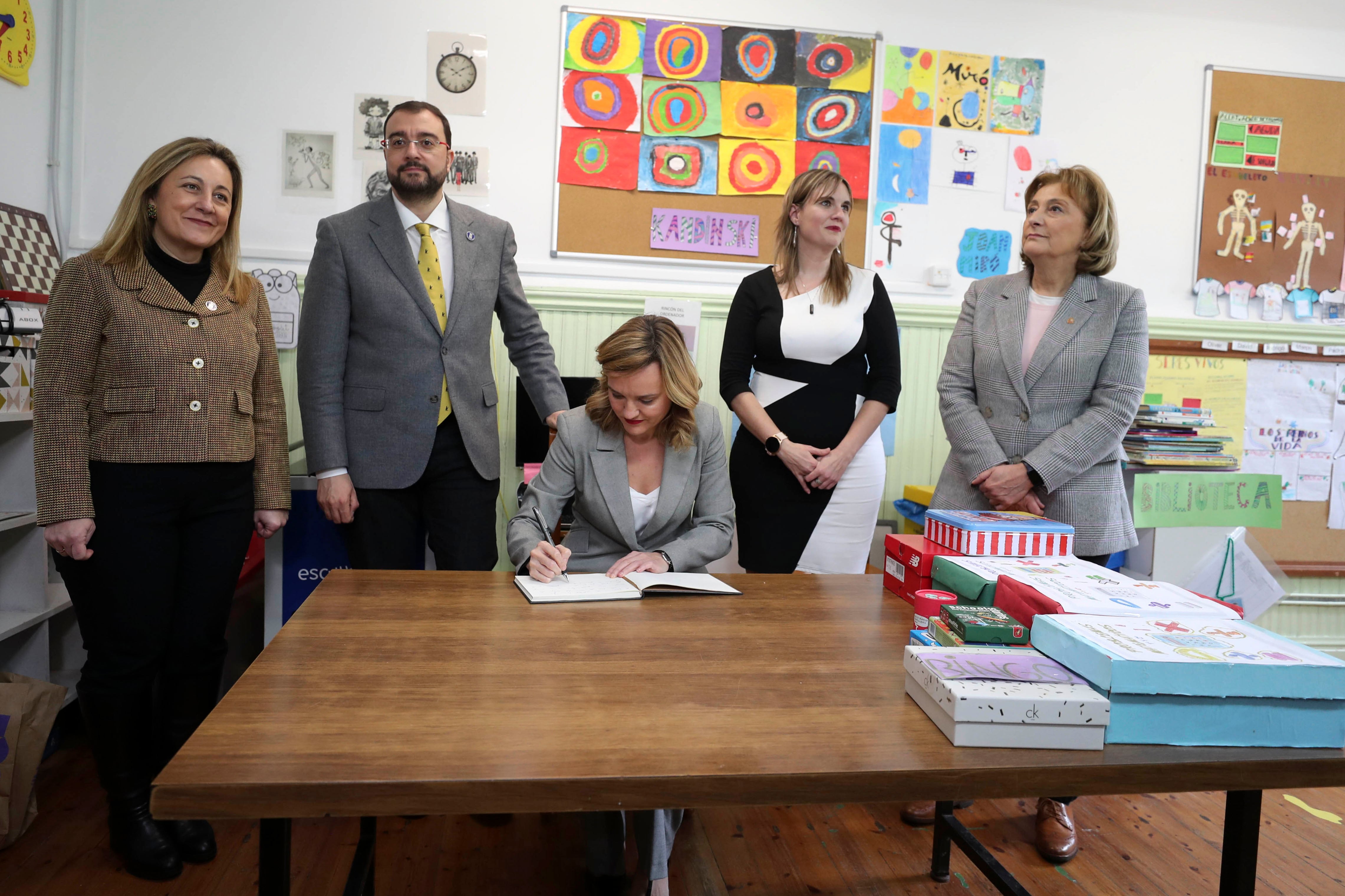 SAN JUAN DE BELEÑO (PONGA), 21/03/2024.- La ministra de Educación, Pilar Alegría (c), acompañada del presidente del Principado, Adrián Barbón (2i), realiza este jueves una visita a Asturias para conocer el proyecto de desarrollo de una red pública de escuelas infantiles de 0 a 3 años puesto en marcha por el Gobierno del Principado. EFE/ J.L.Cereijido
