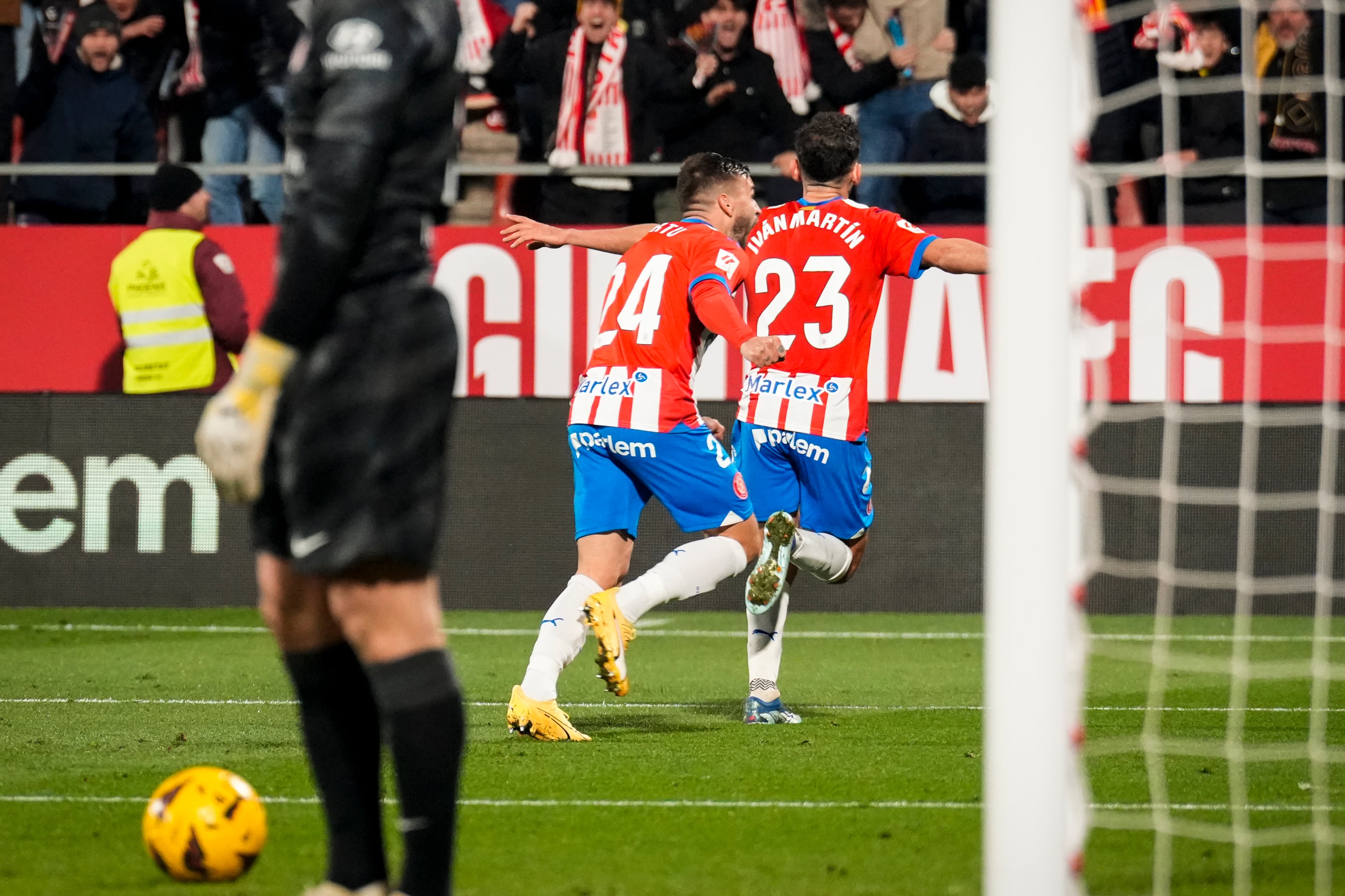 GIRONA, 03/01/2024.- Los jugadores del Girona, Iván Martín (d) y Portu, celebran el cuarto gol de su equipo durante el encuentro correspondiente a la jornada 19 de LaLiga EA Sports que Girona y Atlético de Madrid disputan hoy miércoles en el estadio Montilivi, en Girona. EFE / David Borrat.
