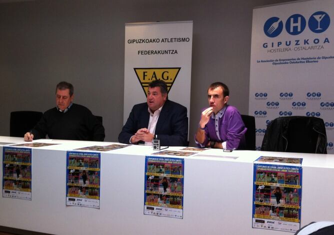 Ramon Cid (Federación Española de Atletismo), Mikel Ubarretxena (Presidente del Asociación Guipuzcoana de Hostelería) y Mikel Odrioazola (presidente de la Federación Guipuzcoana de Atletismo) en la presentación de esta mañana.