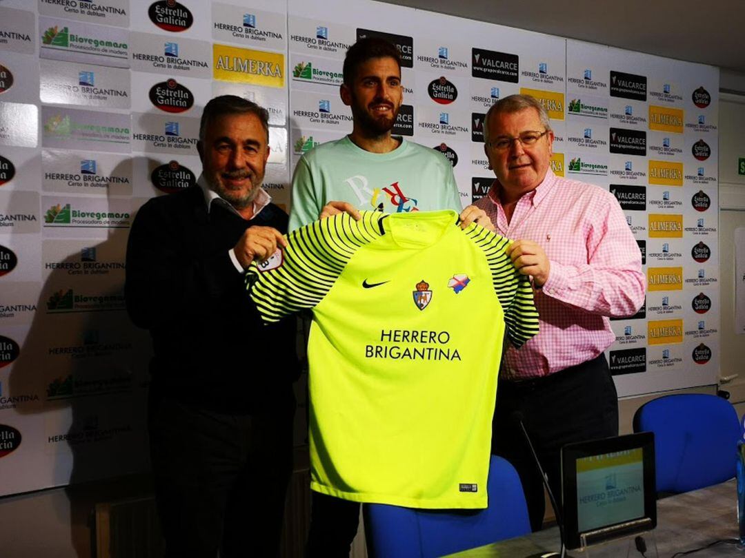 El guardameta sevillano espera seguir creciendo en la Ponferradina