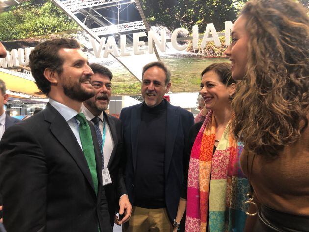 Pablo Casado saluda a la bellea del foc Isabel Bartual en Fitur