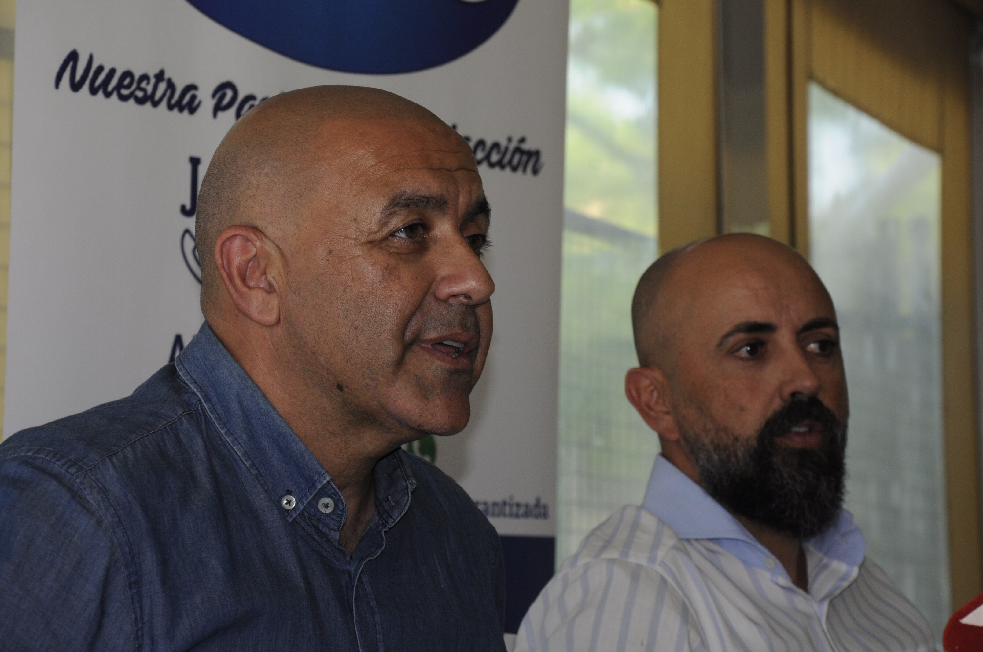 Paco Peña durante su presentación como nuevo entrenador del Xerez CD junto a Titin