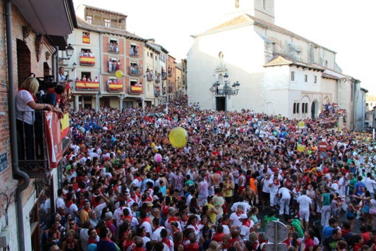 Los jóvenes disfrutan de un pregón anterior en las fiestas de Cuéllar