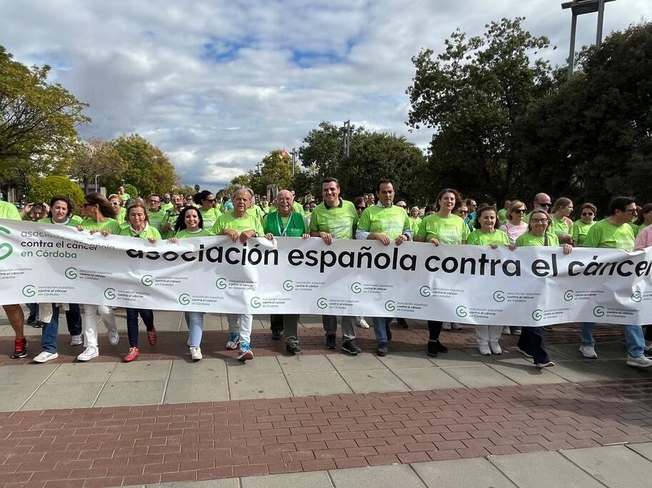 Representantes de la Junta de Andalucía, la Diputación y el Ayuntamiento encabezan la marcha contra el cáncer en Córdoba