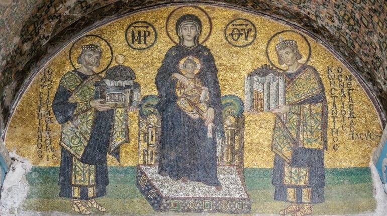 Mosaico bizantino en la antigua catedral de Santa Sofía, en Estambul, Turquía. El emperador Constantino (a la derecha) ofrece a la Virgen la ciudad de Constantinopla.