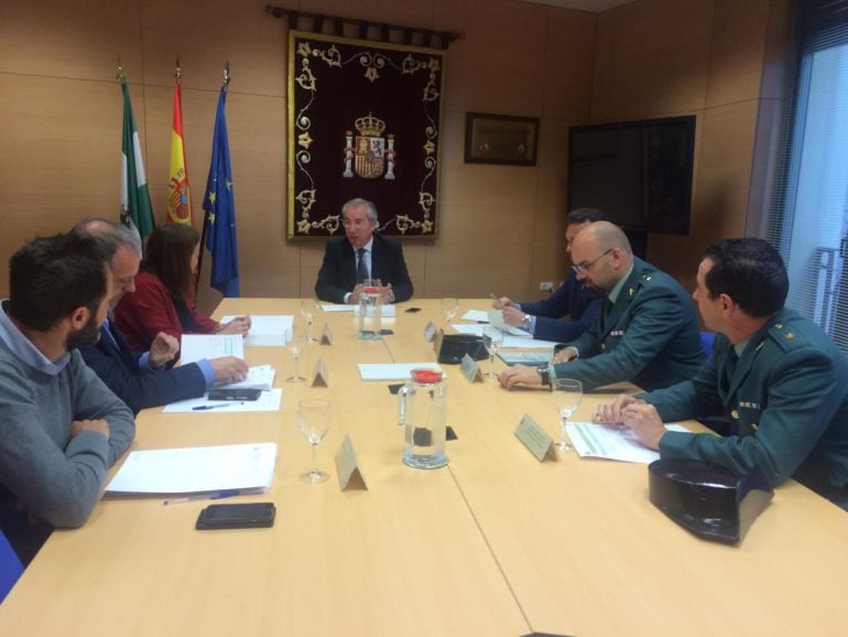 Javier de Torre, subdelegado del gobierno en Cádiz presidiendo la reunión de la Comisión mixta
