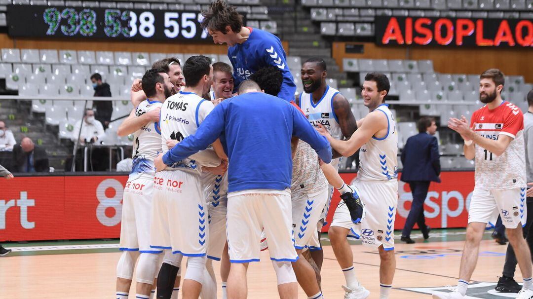 Los jugadores del GBC celebran la victoria en Badalona