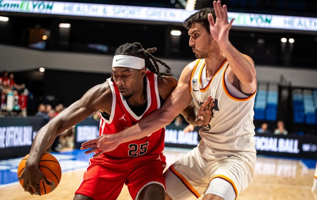 Nakic defiende una acción del Chalon