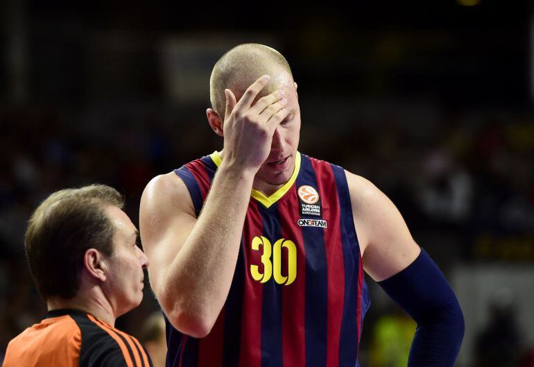 Barcelona's Polish centre Maciej Lampe reacts during the Euroleague basketball Top 16 round 6 match Real Madrid vs FC Barcelona at the Palacio de Deportes in Madrid on February 5, 2015. AFP PHOTO/ DANI POZO