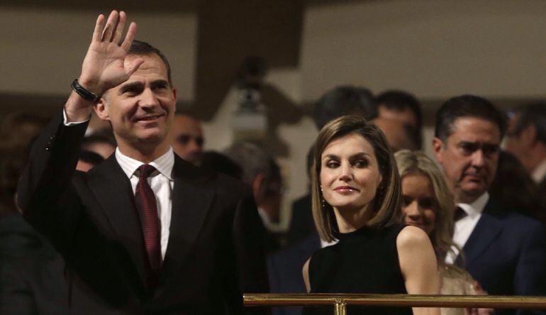 El rey Felipe VI saluda junto a la reina Letizia, antes del inicio del concierto &#039;In Memoriam&#039; en Homenaje a las Víctimas del Terrorismo en España