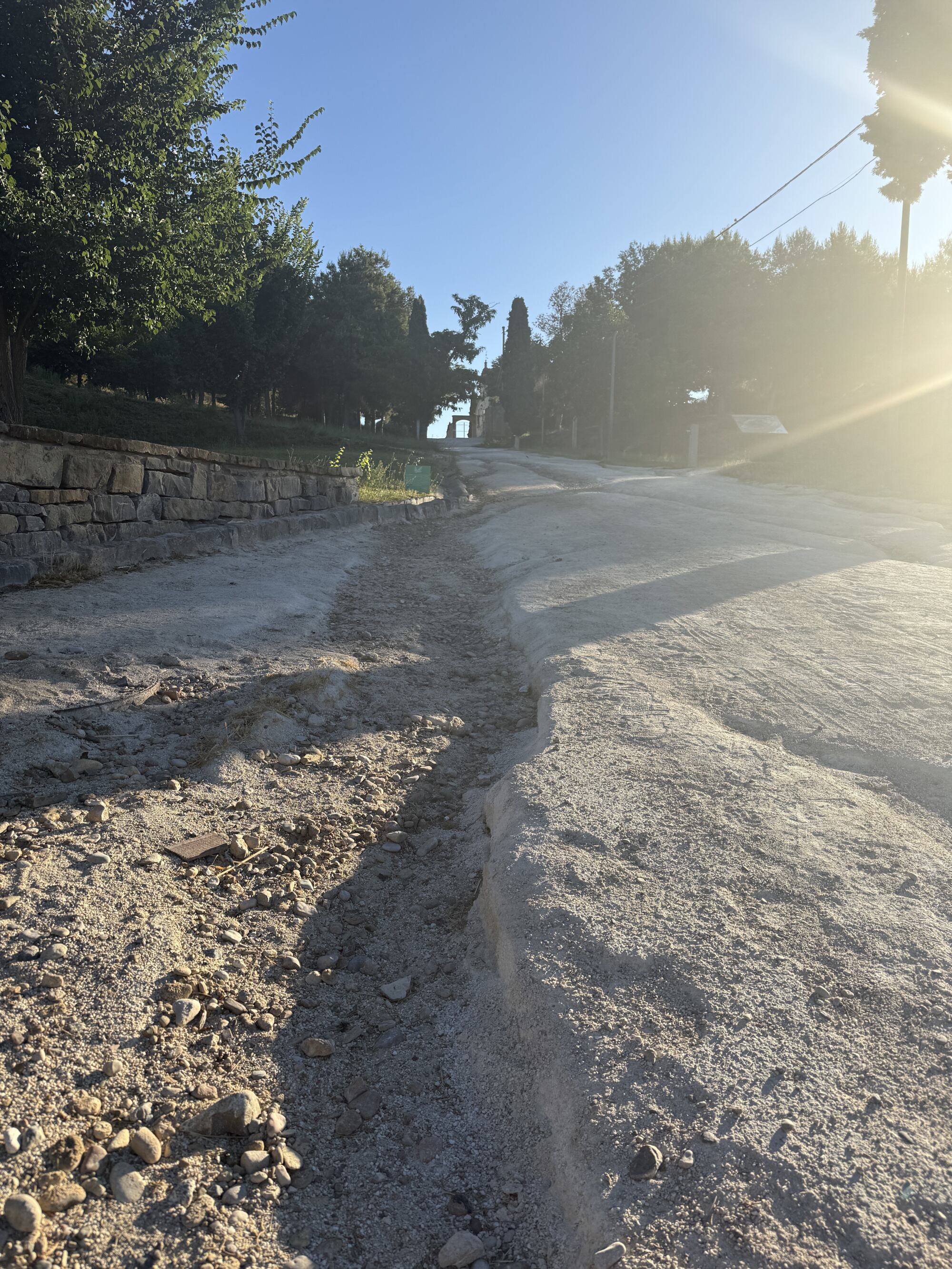 Firme de acceso a este parque en Huesca