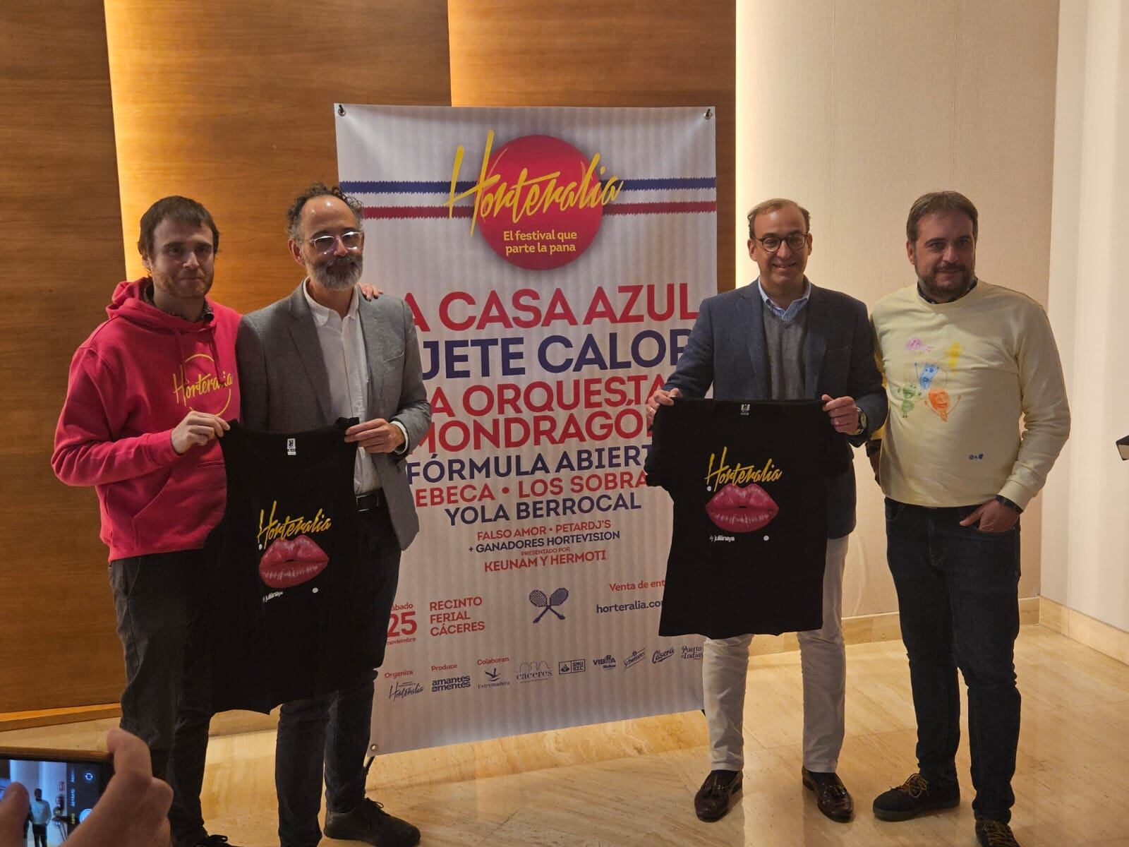 Francisco Palomino y Rafael Mateos posan junto a Conrado Gómez y a Sergio Martínez, miembros de la organización de Horteralia.