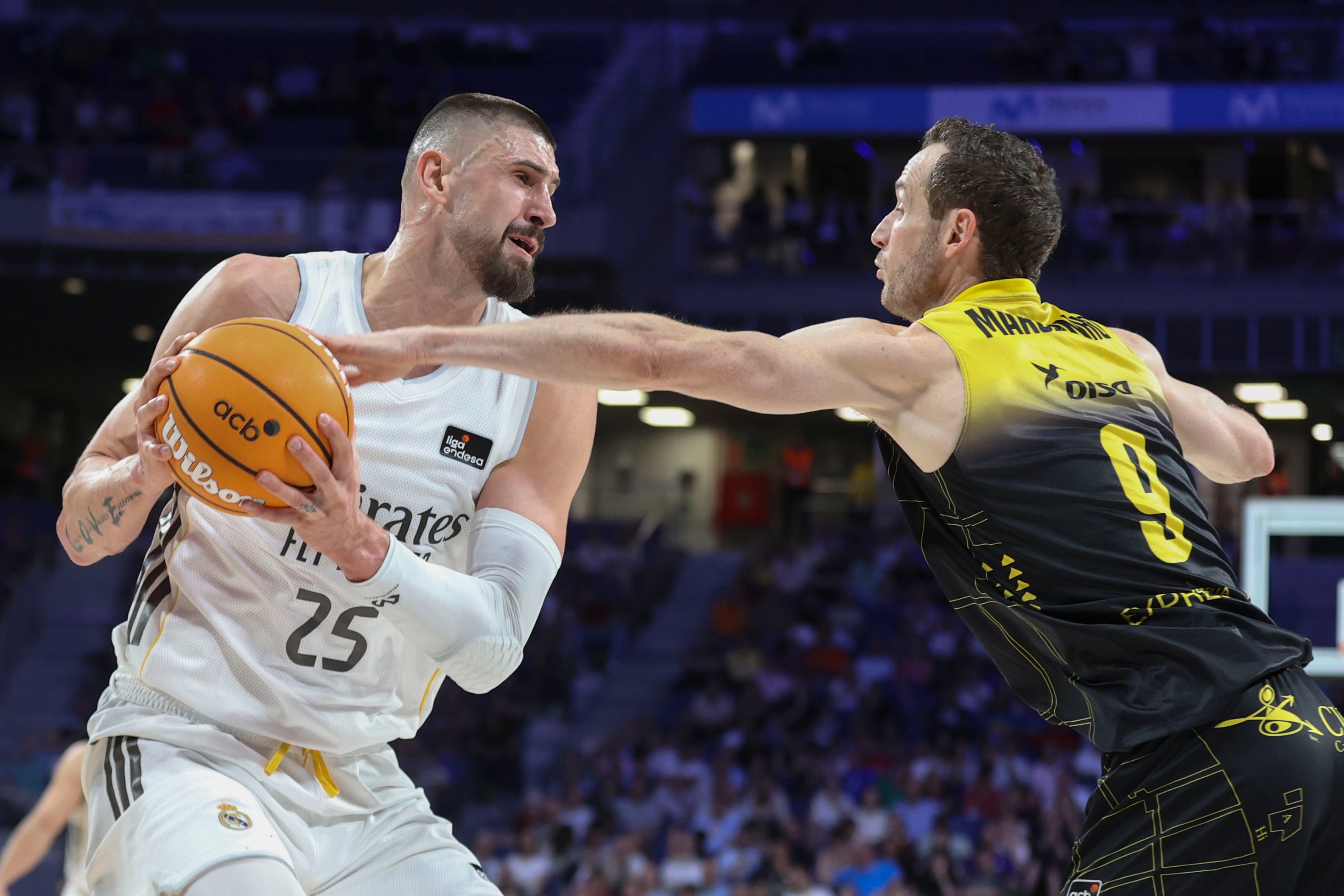 MADRID, 19/04/2026.- El pívot ucraniano del Real Madrid, Alex Len (i) intenta superar al base brasileño del La Laguna Tenerife, Marcelinho Huertas durante el partido de Liga Endesa de baloncesto entre el Real Madrid y el La Laguna Tenerife, este domingo en el Movistar Arena, en Madrid. EFE/ Victor Lerena