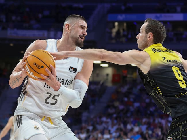 MADRID, 19/04/2026.- El pívot ucraniano del Real Madrid, Alex Len (i) intenta superar al base brasileño del La Laguna Tenerife, Marcelinho Huertas durante el partido de Liga Endesa de baloncesto entre el Real Madrid y el La Laguna Tenerife, este domingo en el Movistar Arena, en Madrid. EFE/ Victor Lerena