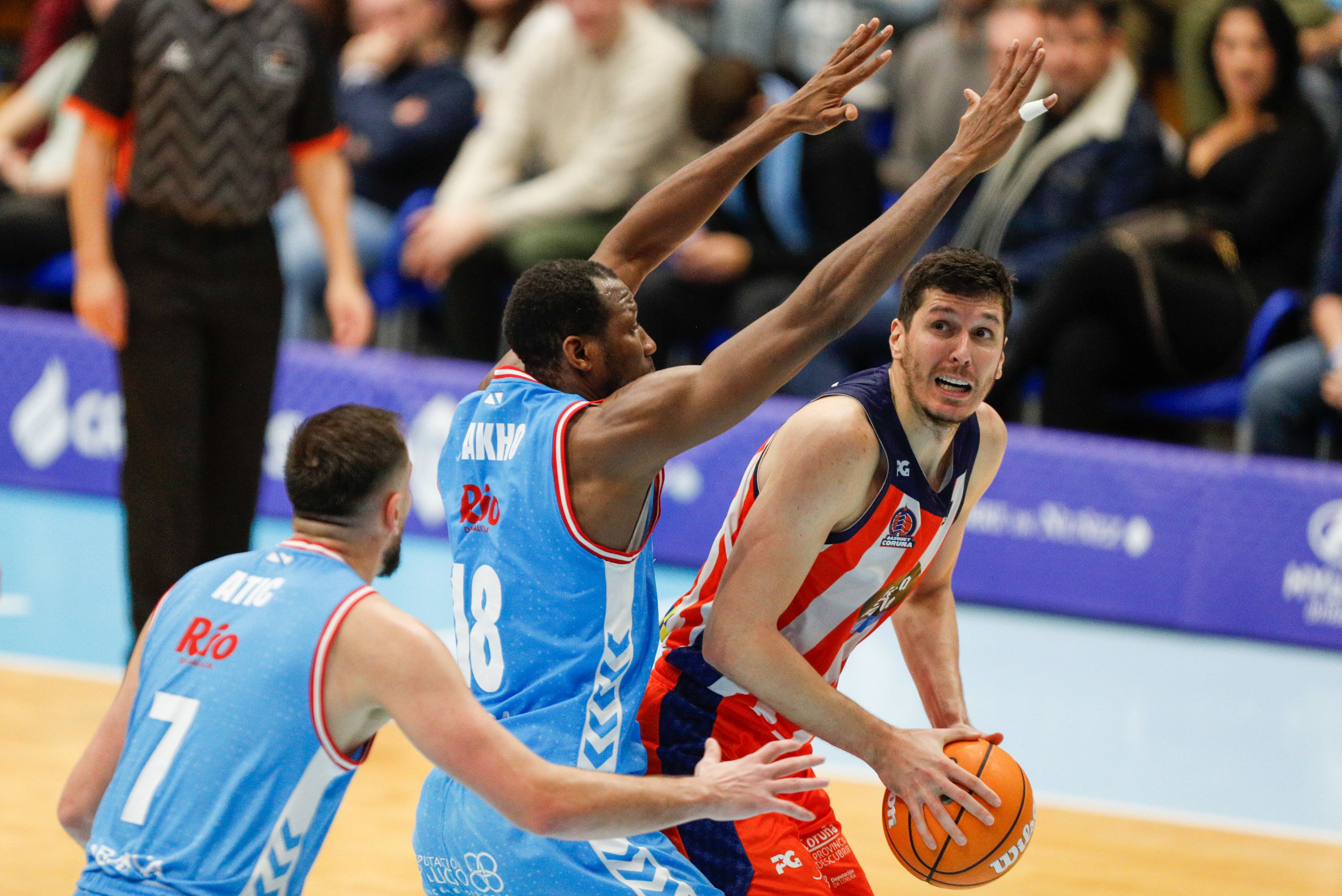 LUGO, 12/01/2025.- Goran Huskic (d), del Leyma Básquet Coruña, en acción ante Jordan Sakho (c), del Río Breogán, durante el derbi gallego de la ACB este domingo en el Palacio de los Deportes de Lugo. EFE/ Eliseo Trigo
