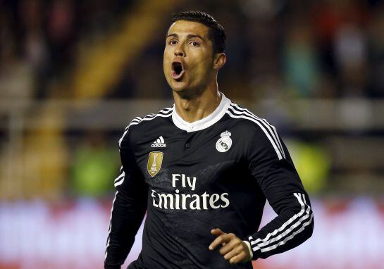 Real Madrid&#039;s Cristiano Ronaldo (L) celebrates after scoring a goal against Rayo Vallecano during their Spanish first division soccer match at Vallecas stadium in Madrid April 8, 2015. REUTERS/Sergio Perez