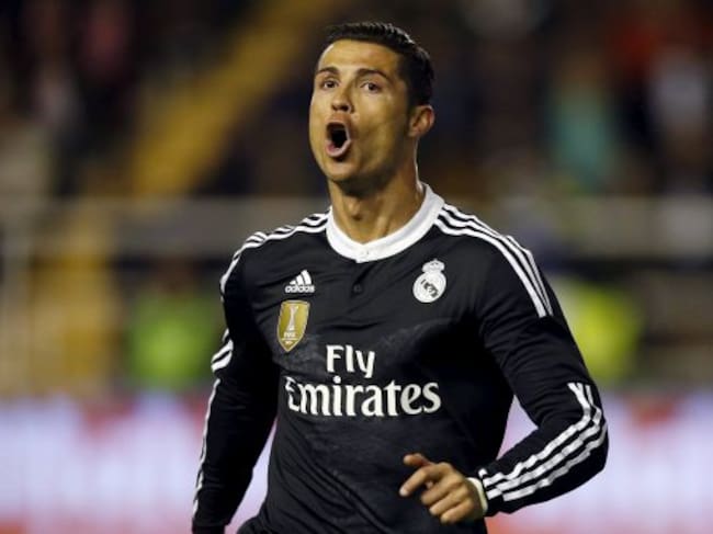 Real Madrid's Cristiano Ronaldo (L) celebrates after scoring a goal against Rayo Vallecano during their Spanish first division soccer match at Vallecas stadium in Madrid April 8, 2015. REUTERS/Sergio Perez