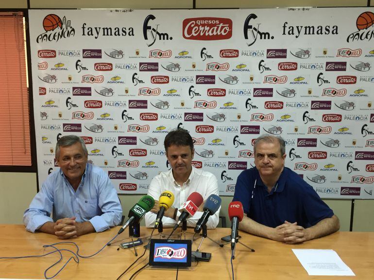 Porfi Fisac (en el centro) en la sala de prensa del Quesos Cerrato Palencia