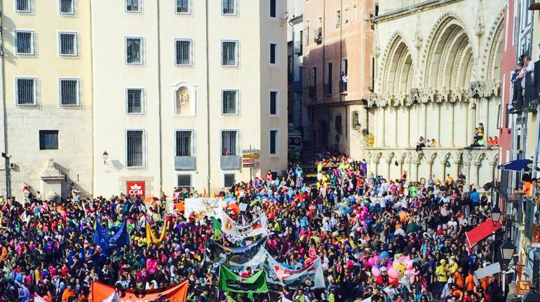 Aspecto de la Plaza Mayor en el desfile de peñas.