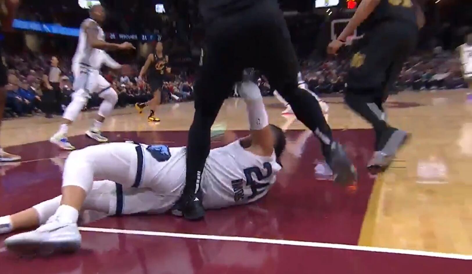 Puñetazo de Dillon Brooks a  Donovan Mitchell en sus testículos