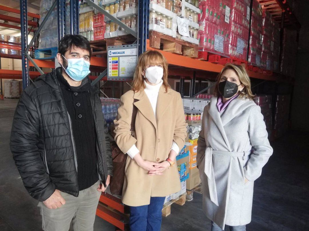 La delegada territorial de Igualdad, Políticas Sociales y Conciliación de la Junta de Andalucía en Cádiz, Ana Fidalgo, durante su visita al Banco de Alimentos de Cádiz.