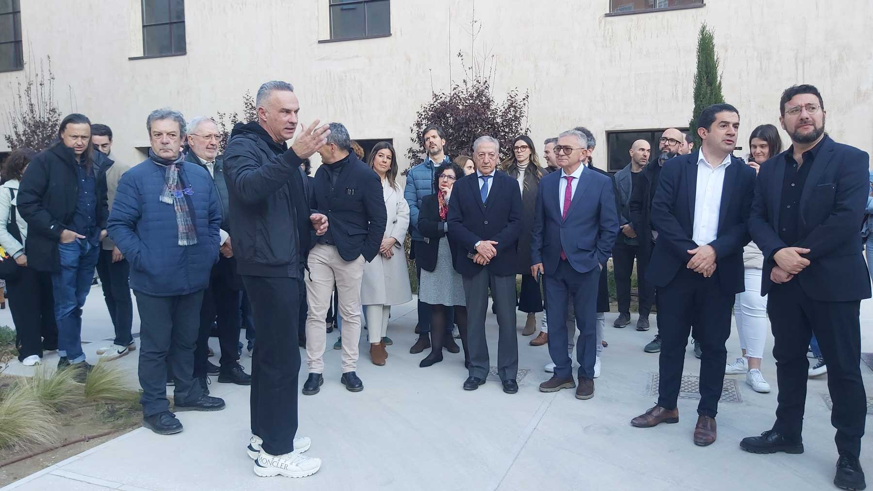 El arquitecto y diseñador Ramón Esteve explica a los asistentes las obras realizada en el Parque Tecnológico Urbano de Rodes