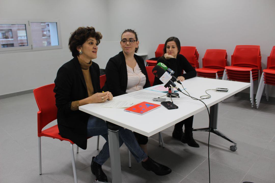 Eunate Encinas, responsable técnica de juventud, con Mónica Martínez, delegada de Educación y Juventud y Miren Camisón, especialista prevención infantil. 