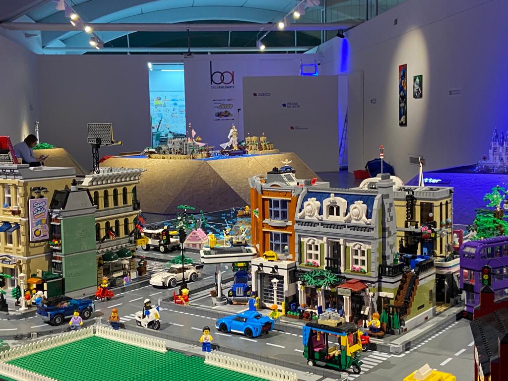 Ya pueden visitarse las exposiciones de LEGO ‘Más que un juego’ y de los robots de los alumnos del colegio IES José Luis Sampedro