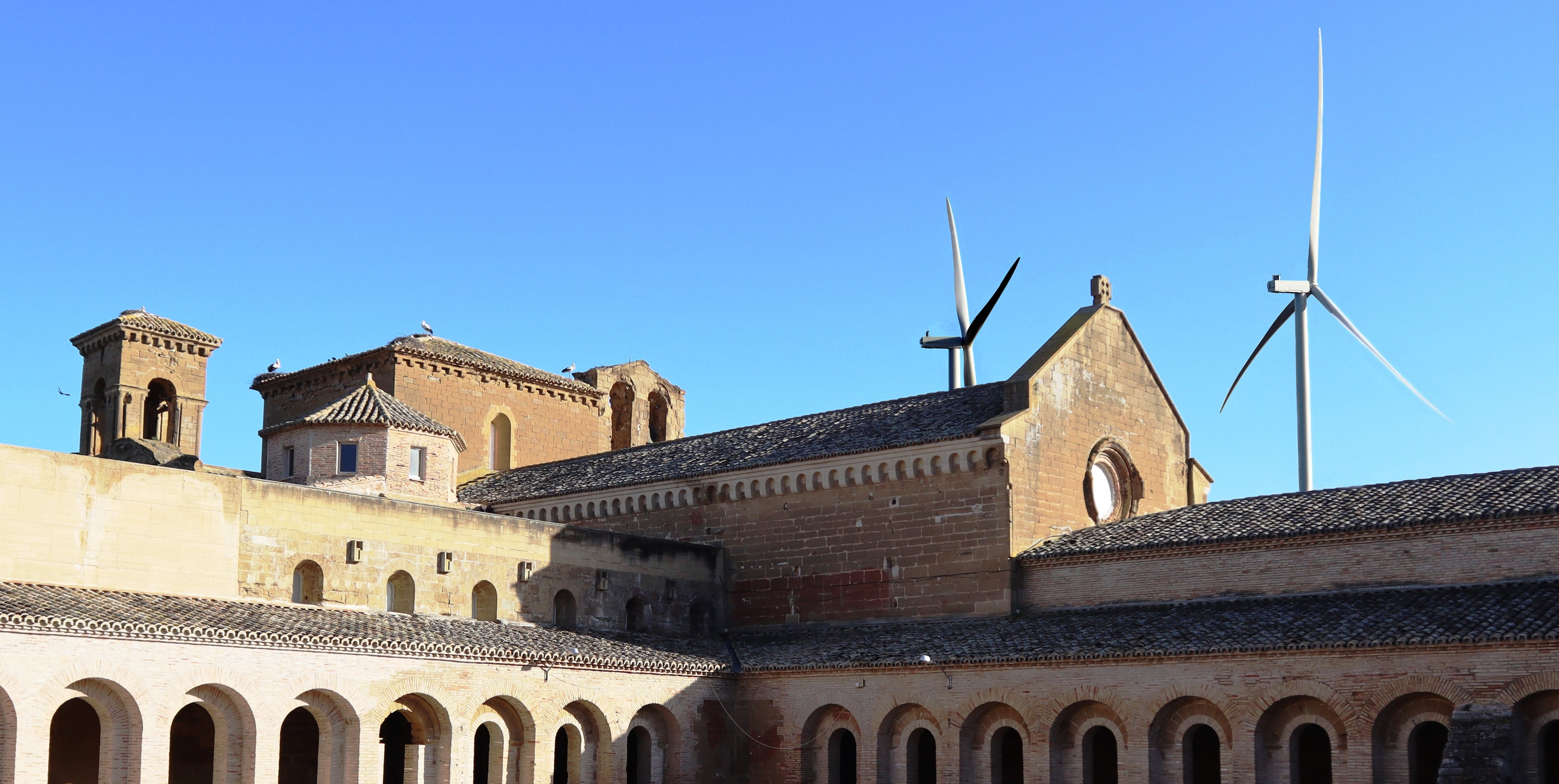 Recreación de cómo se verían los molinos desde el claustro del Monasterio de Sijena