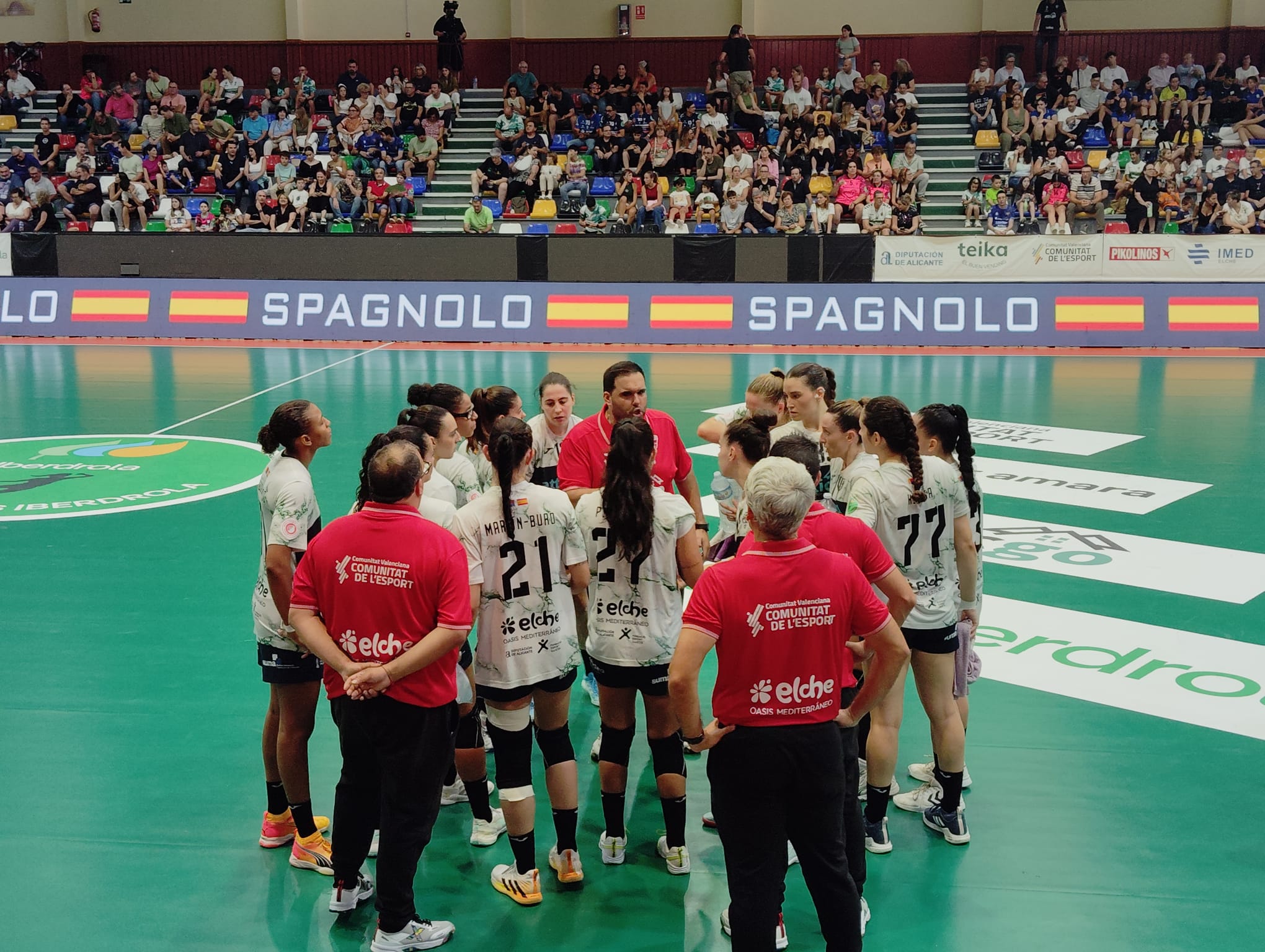 Las jugadoras del Atticgo escuchan a su entrenador durante un tiempo muerto