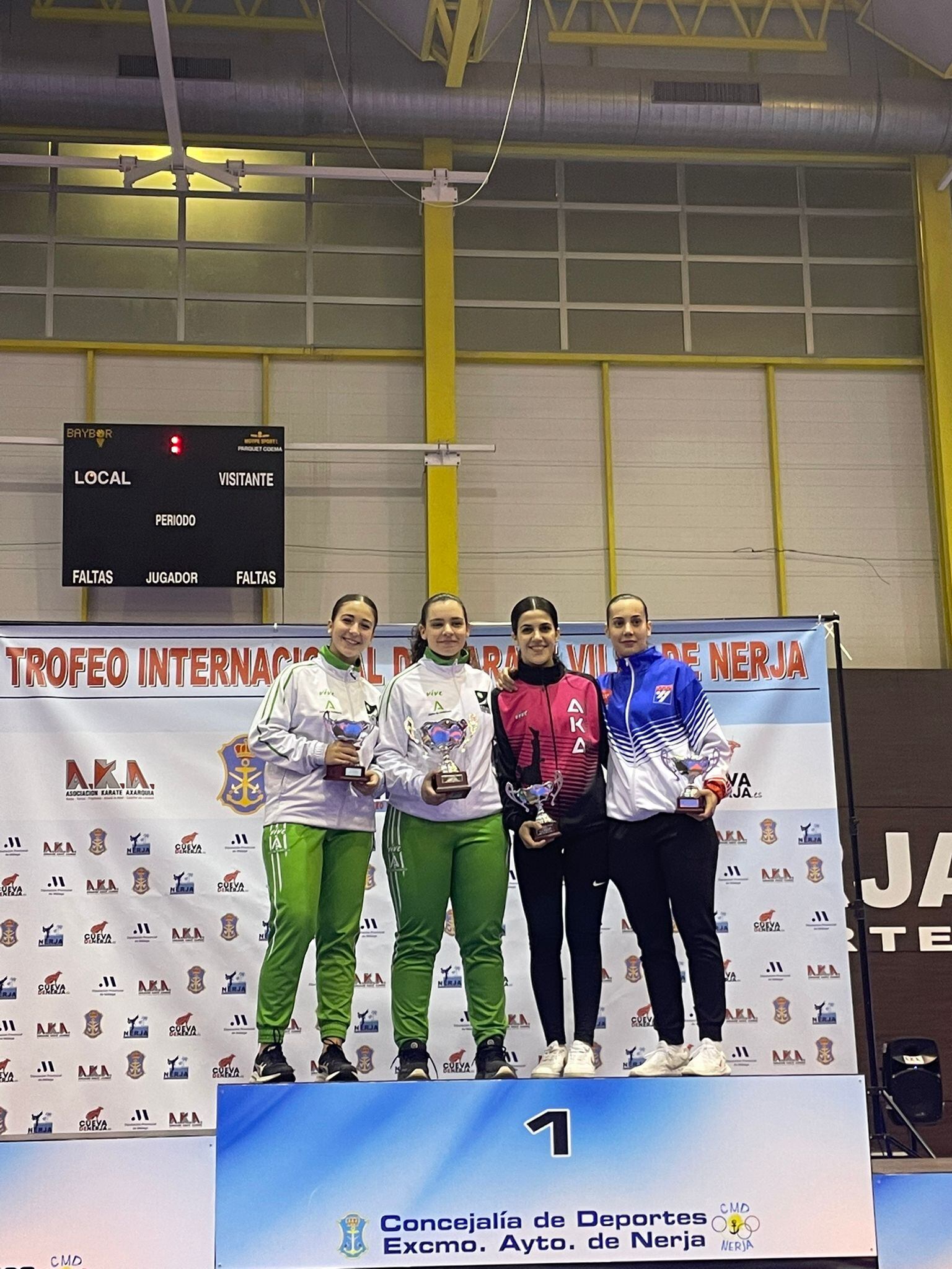 Paula Cintas, primera por la izquierda, se colgó la medalla de plata