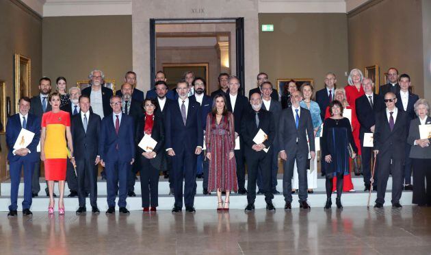 Los Reyes, Felipe y Letizia, junto a los galardonados, tras el acto de entrega de los Premios Nacionales de Cultura, este martes en el Museo Nacional del Prado