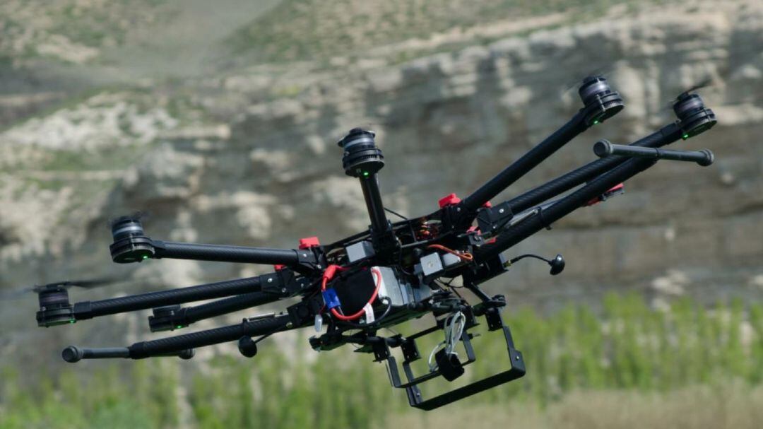 La iniciativa para repartir medicamentos con drones, encabezada por la empresa Delsat, con sede en Zaragoza y centro de pruebas en el Aeropuerto de Teruel, estará en pruebas este invierno en el Pirineo