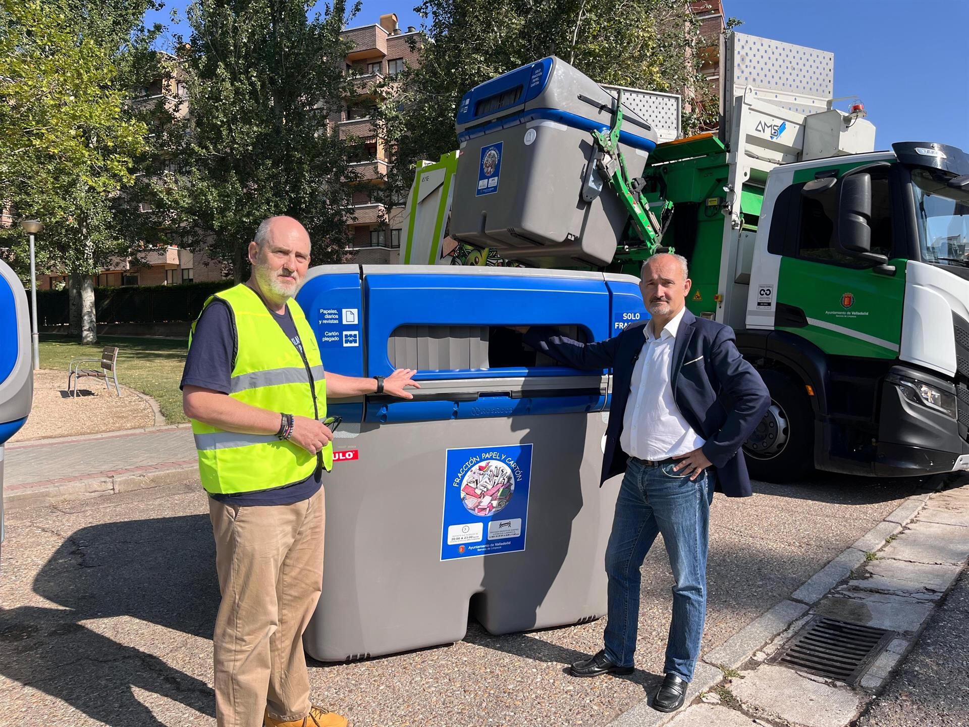 El concejal de Salud Pública y Seguridad Ciudadana, Alberto Cuadrado, presenta los nuevos contenedores de fracción cartón - AYUNTAMIENTO DE VALLADOLID