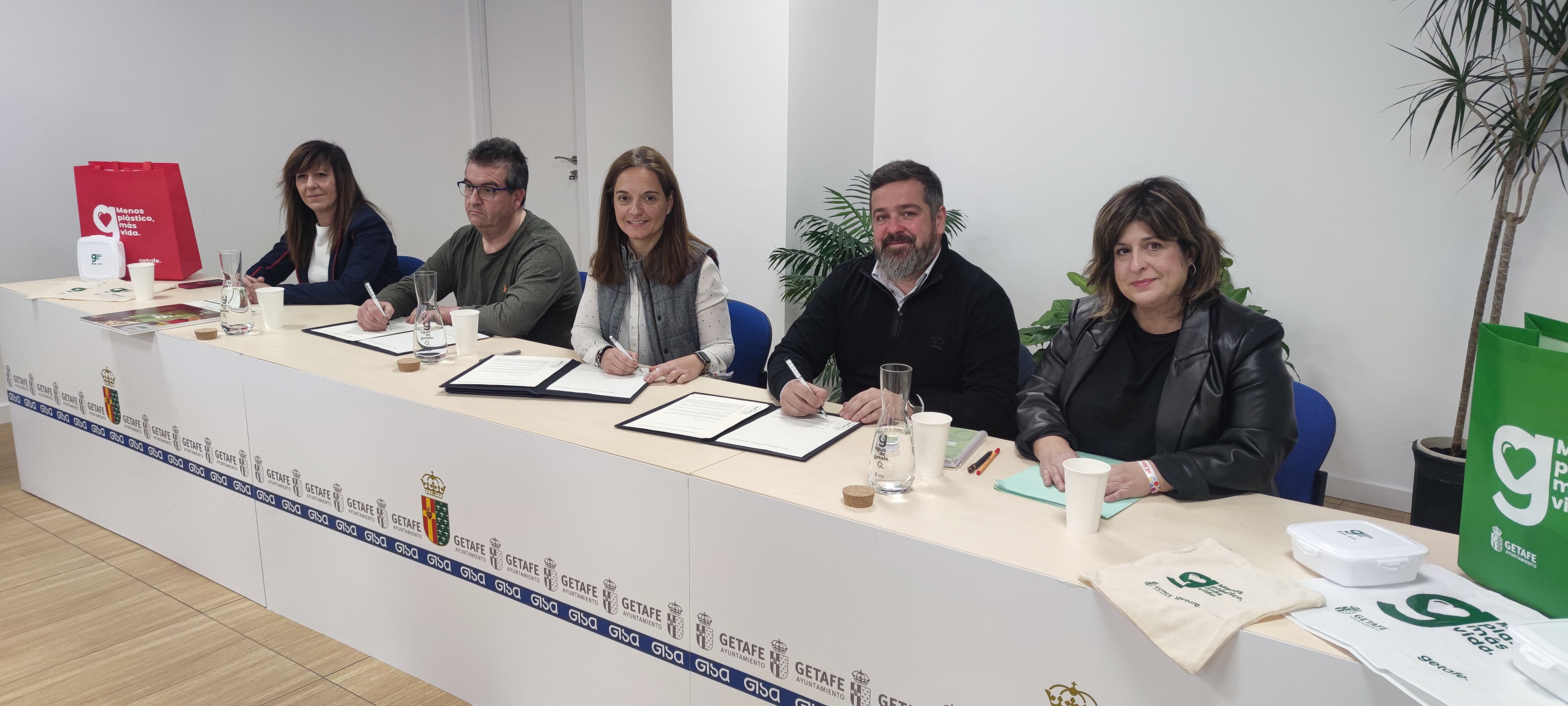 La alcaldesa, Sara Hernández, junto con concejalas y los presidentes de ACOEG y AJE para presentar la campaña contra la utilización de plásticos de un solo uso.