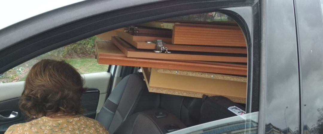 Una conductora es interceptada transportando muebles en un turismo 