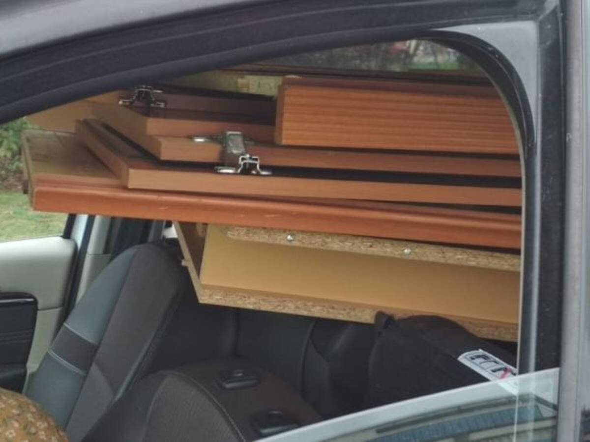 Interceptan a una mujer que circulaba con carga de mobiliario sobre su cabeza