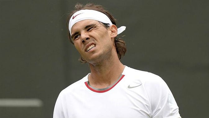 Nadal se lamenta en la pista central de Wimbledon