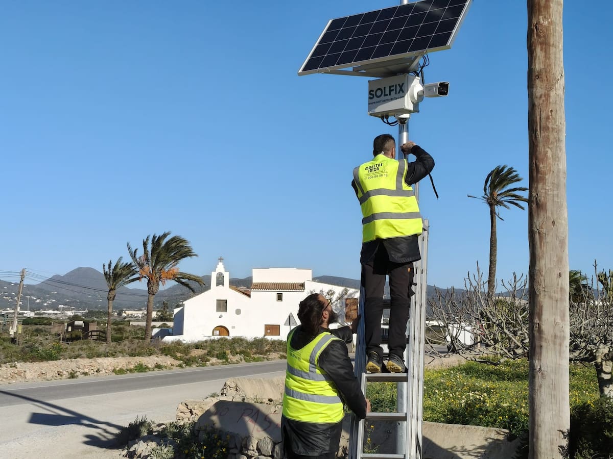 Sant Josep implanta un sistema de cámaras de vigilancia móviles en contenedores de basura