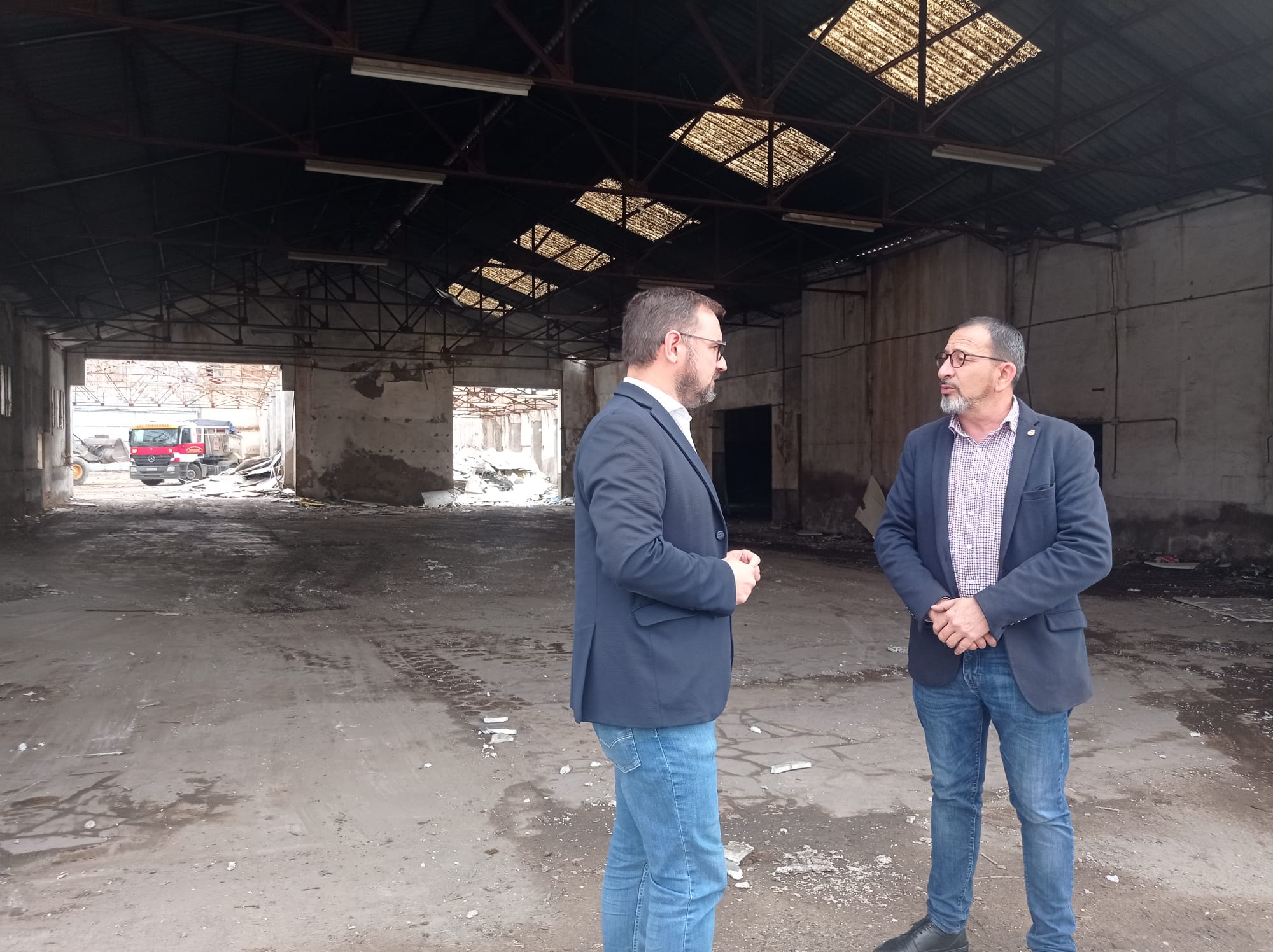 El alcalde de Lorca, Diego José Mateos y el edil de Urbanismo, José Luis Ruiz en los terrenos donde construirán el consultorio del barrio de San Cristóbal